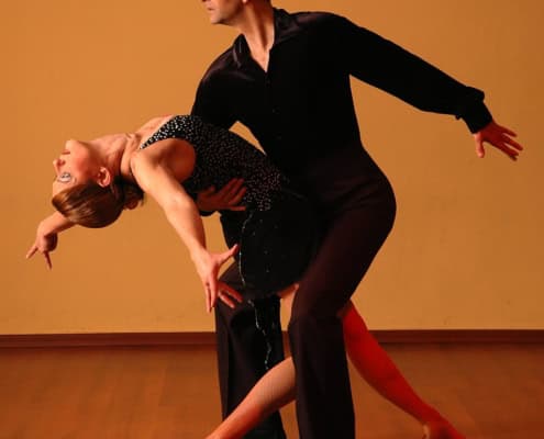 Private ballroom dance lessons in Abington Pa dancing 929816 1280 495x400 - Private ballroom dance lessons in Abington Pa